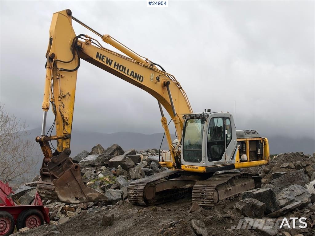 New Holland Kobelco E215B Excavator with digging bucket – 7,95 Lánctalpas kotrók