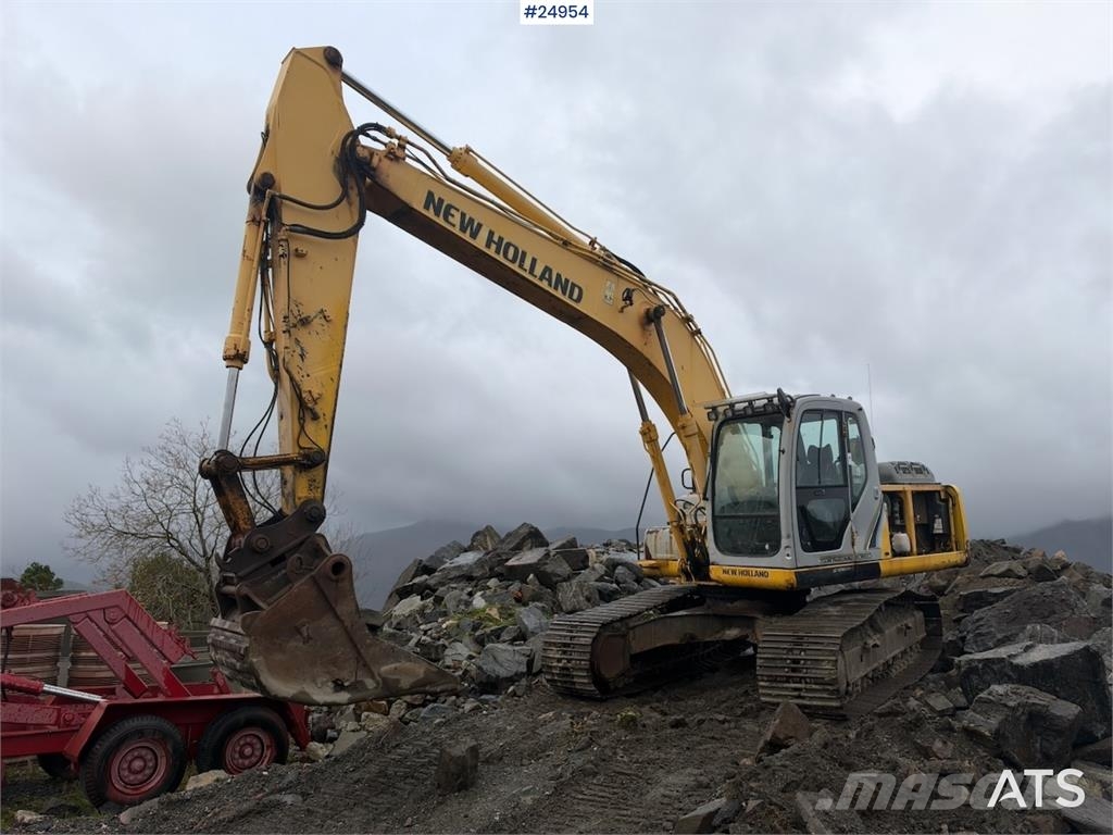 New Holland Kobelco E215B Excavator with digging bucket – 7,95 Lánctalpas kotrók