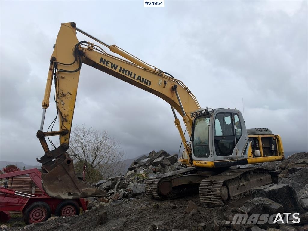 New Holland Kobelco E215B Excavator with digging bucket – 7,95 Lánctalpas kotrók