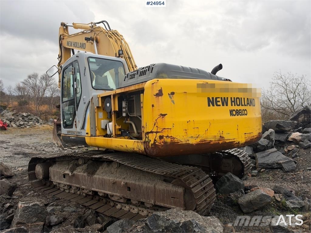 New Holland Kobelco E215B Excavator with digging bucket – 7,95 Lánctalpas kotrók