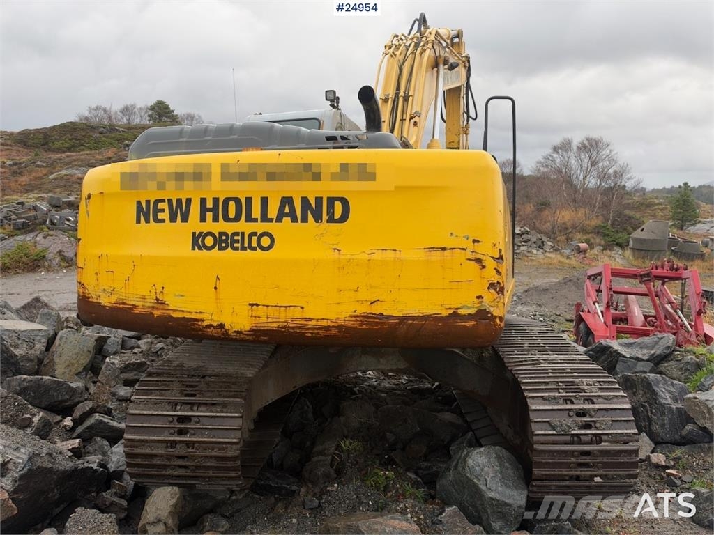 New Holland Kobelco E215B Excavator with digging bucket – 7,95 Lánctalpas kotrók