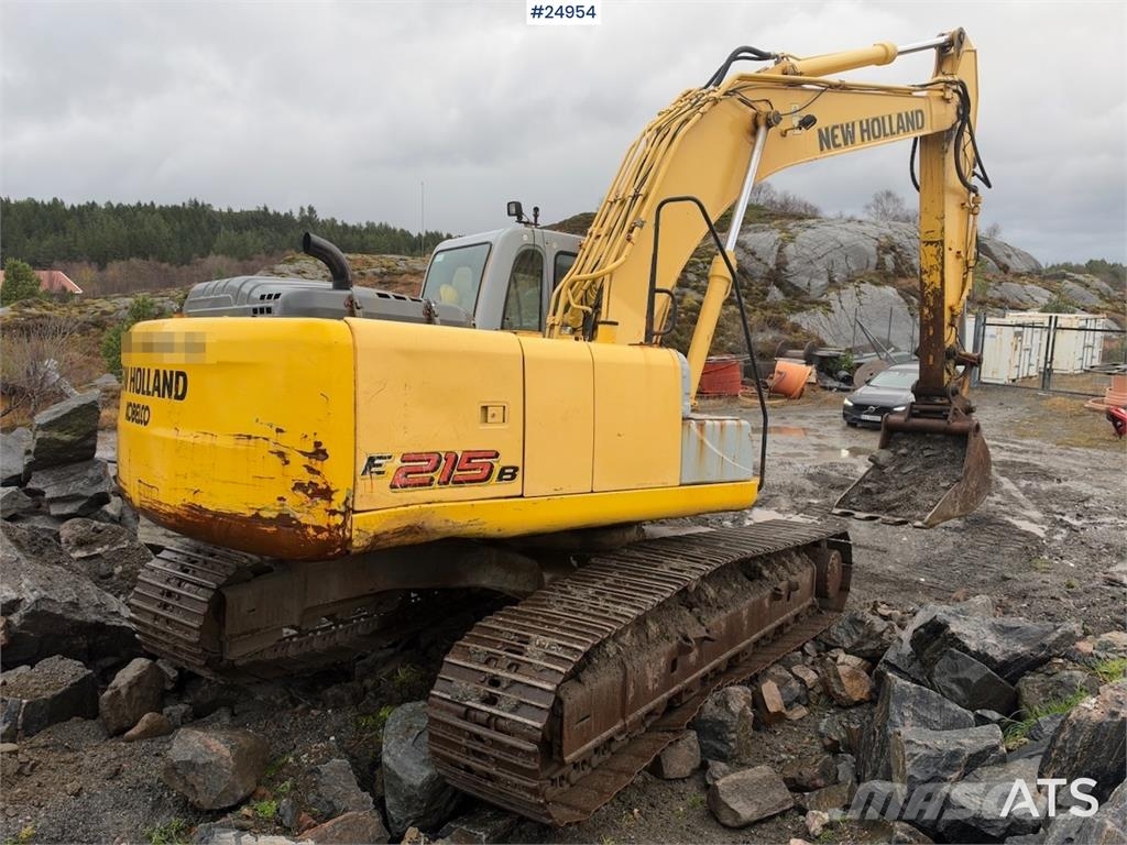 New Holland Kobelco E215B Excavator with digging bucket – 7,95 Lánctalpas kotrók