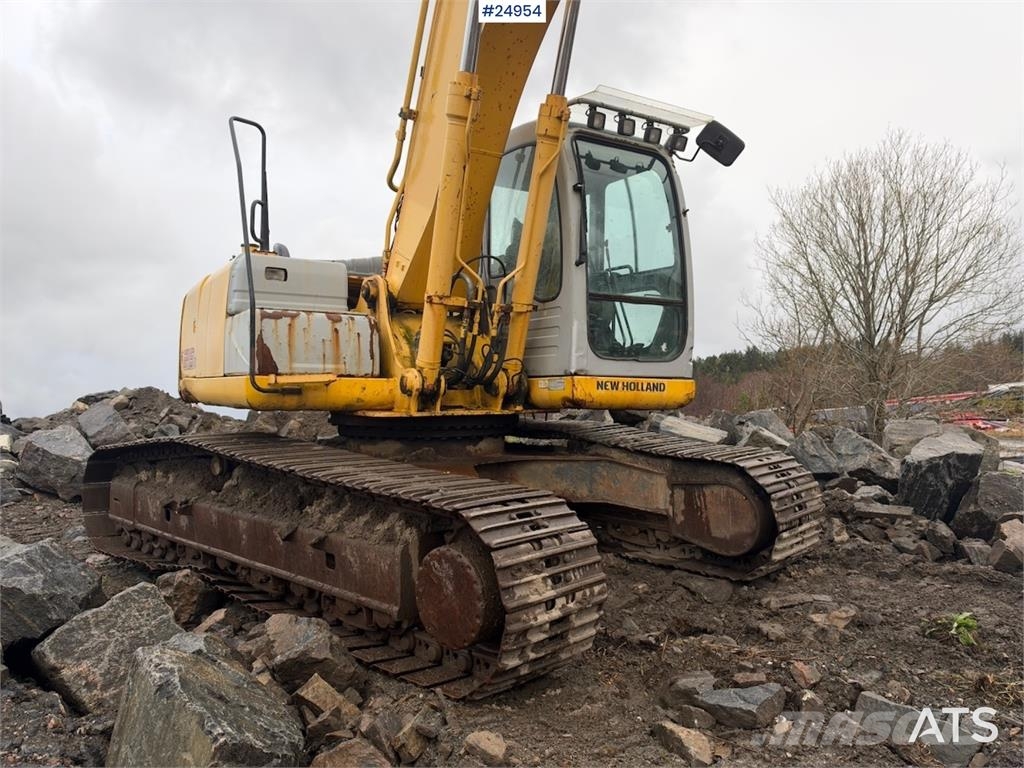 New Holland Kobelco E215B Excavator with digging bucket – 7,95 Lánctalpas kotrók