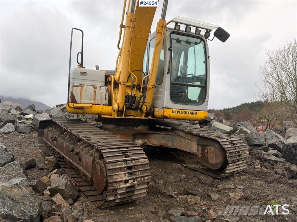 New Holland Kobelco E215B Excavator with digging bucket – 7,95 Lánctalpas kotrók