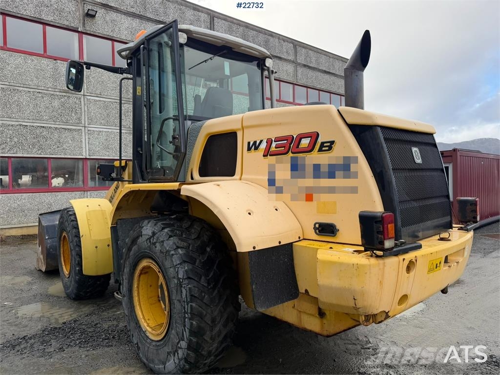 New Holland W130B wheel loader with a bucket Incarcator pe pneuri