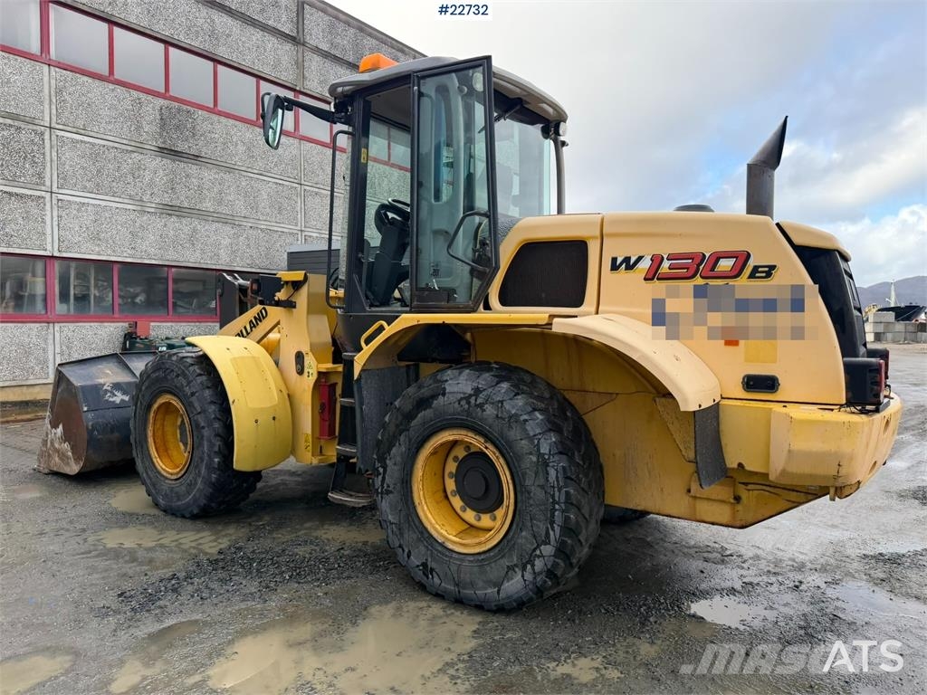 New Holland W130B wheel loader with a bucket Incarcator pe pneuri