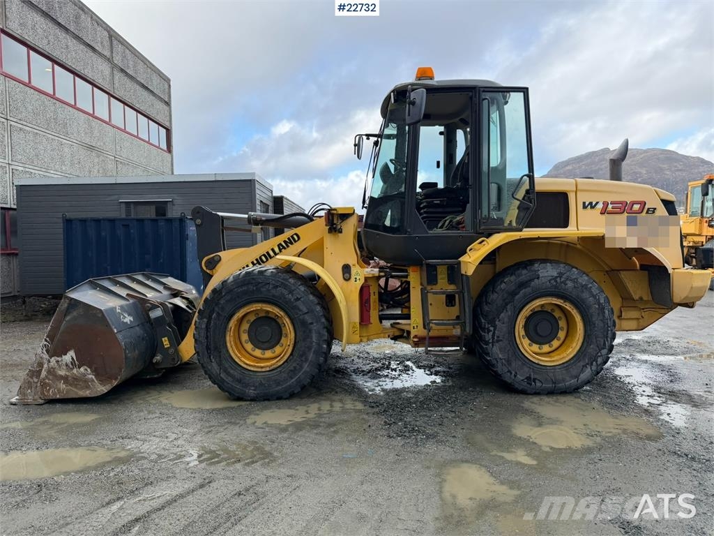 New Holland W130B wheel loader with a bucket Incarcator pe pneuri