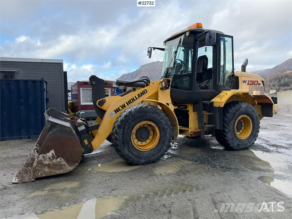 New Holland W130B wheel loader with a bucket Incarcator pe pneuri