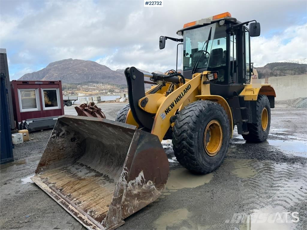 New Holland W130B wheel loader with a bucket Incarcator pe pneuri