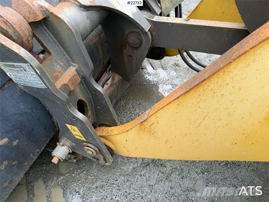 New Holland W130B wheel loader with a bucket Incarcator pe pneuri