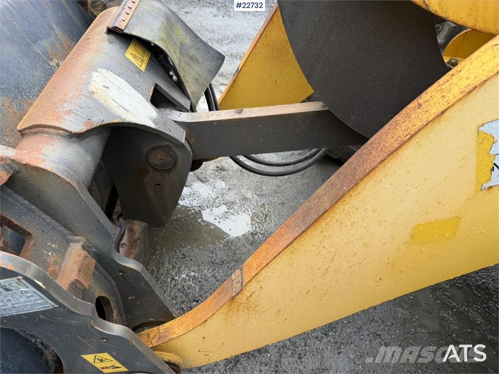 New Holland W130B wheel loader with a bucket Incarcator pe pneuri