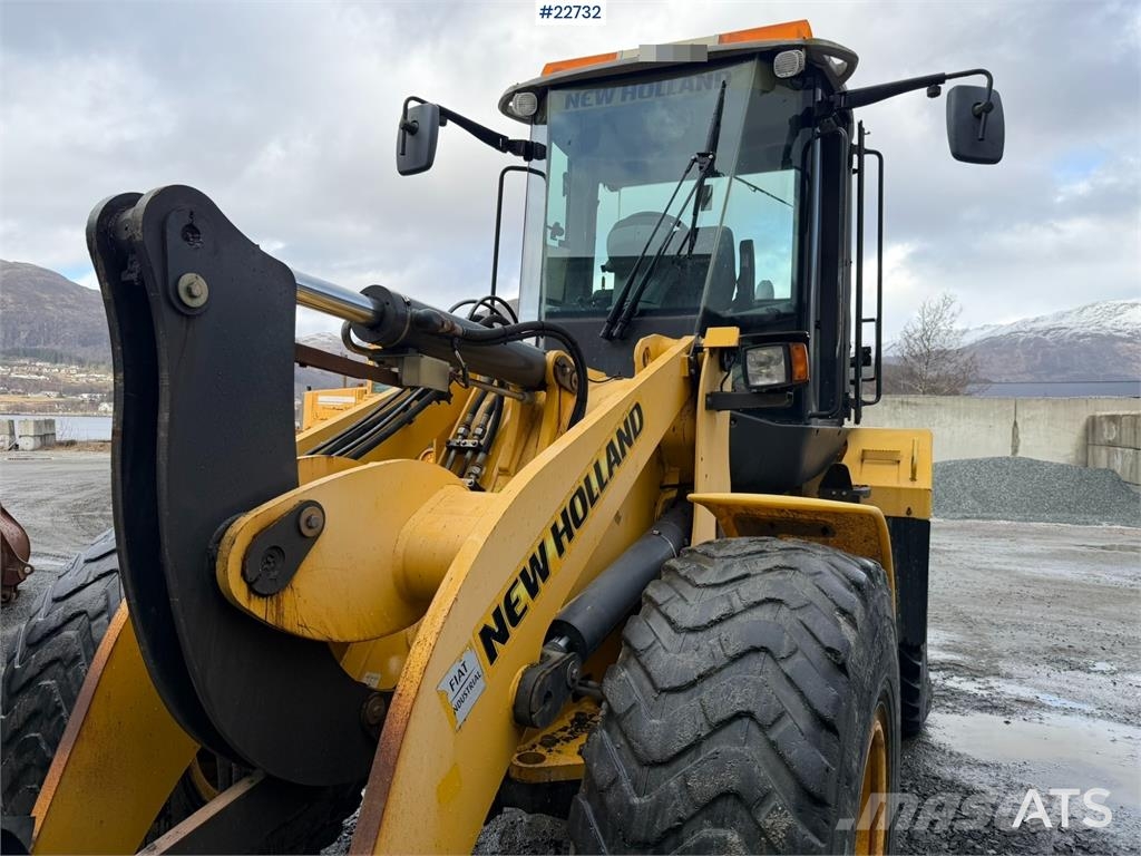 New Holland W130B wheel loader with a bucket Incarcator pe pneuri