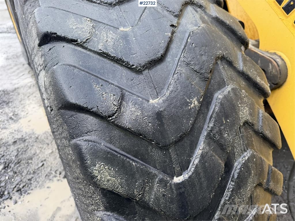 New Holland W130B wheel loader with a bucket Incarcator pe pneuri