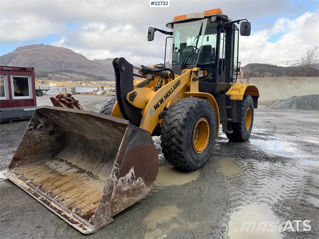 New Holland W130B wheel loader with a bucket Incarcator pe pneuri