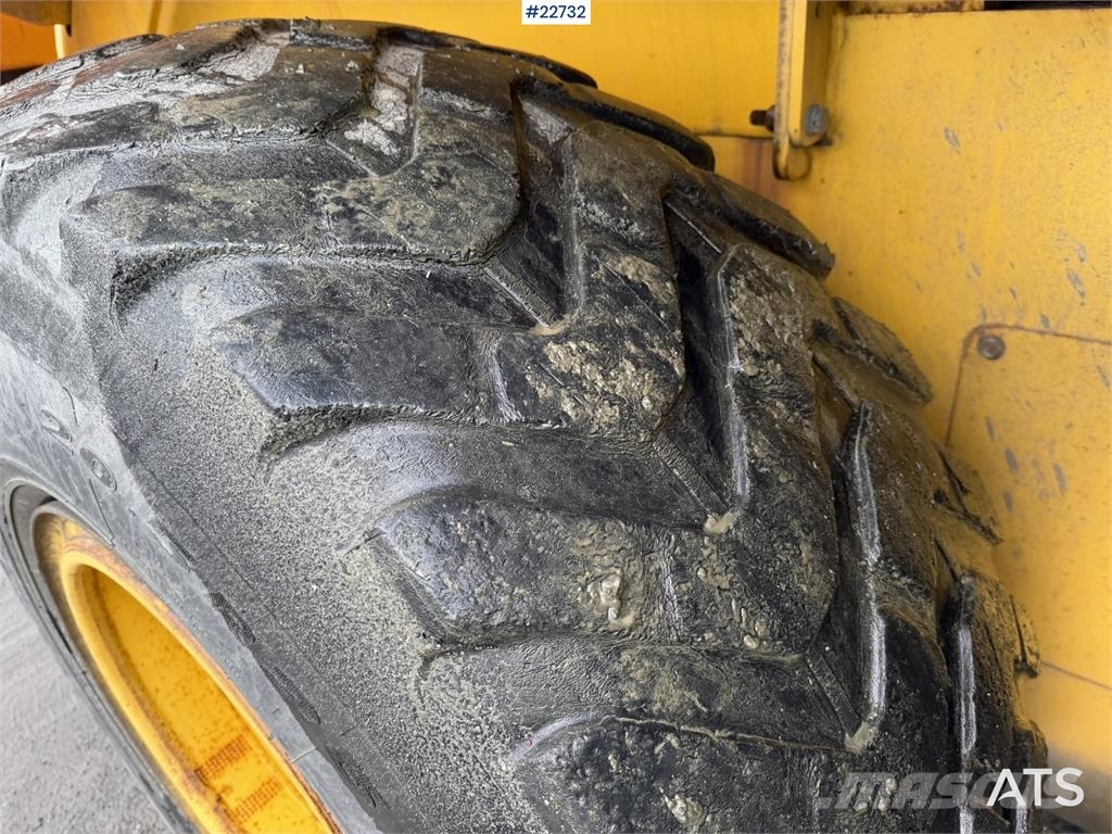 New Holland W130B wheel loader with a bucket Incarcator pe pneuri