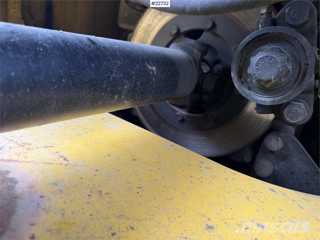 New Holland W130B wheel loader with a bucket Incarcator pe pneuri