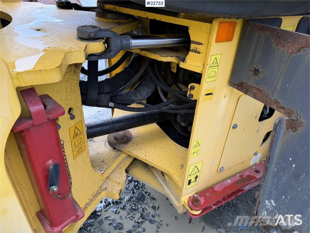 New Holland W130B wheel loader with a bucket Incarcator pe pneuri