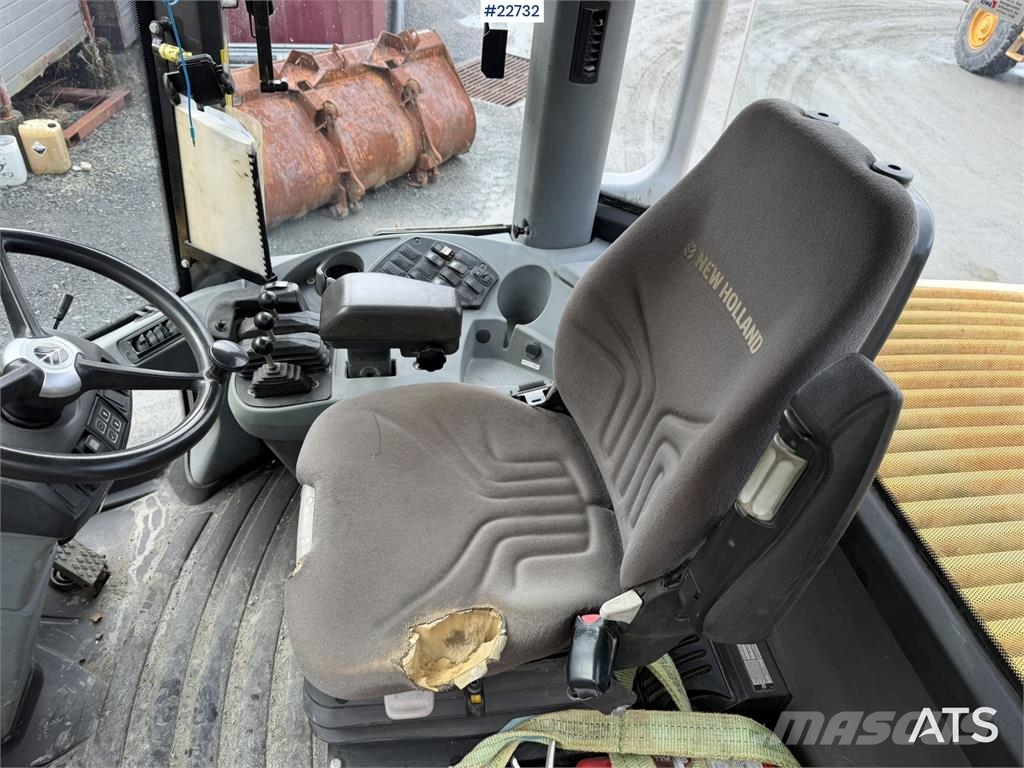 New Holland W130B wheel loader with a bucket Incarcator pe pneuri