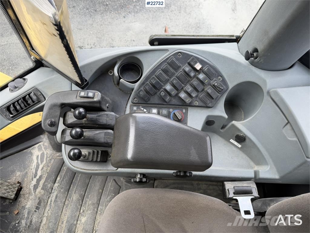 New Holland W130B wheel loader with a bucket Incarcator pe pneuri