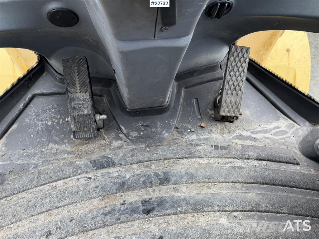 New Holland W130B wheel loader with a bucket Incarcator pe pneuri