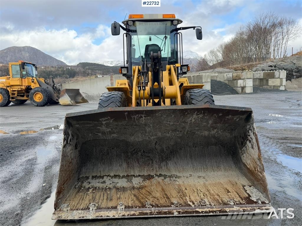 New Holland W130B wheel loader with a bucket Incarcator pe pneuri