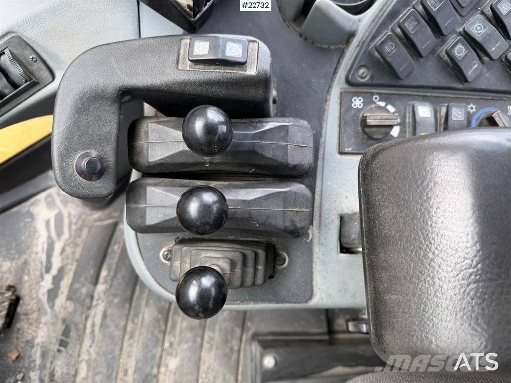 New Holland W130B wheel loader with a bucket Incarcator pe pneuri