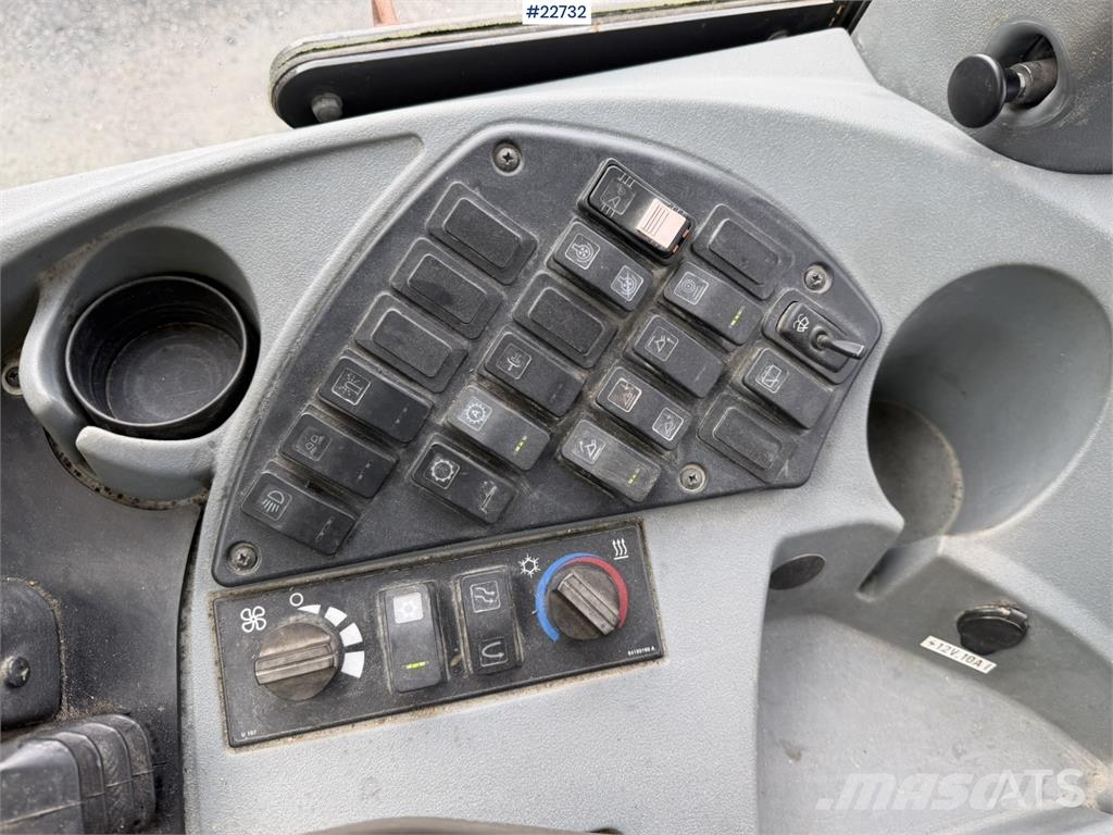 New Holland W130B wheel loader with a bucket Incarcator pe pneuri