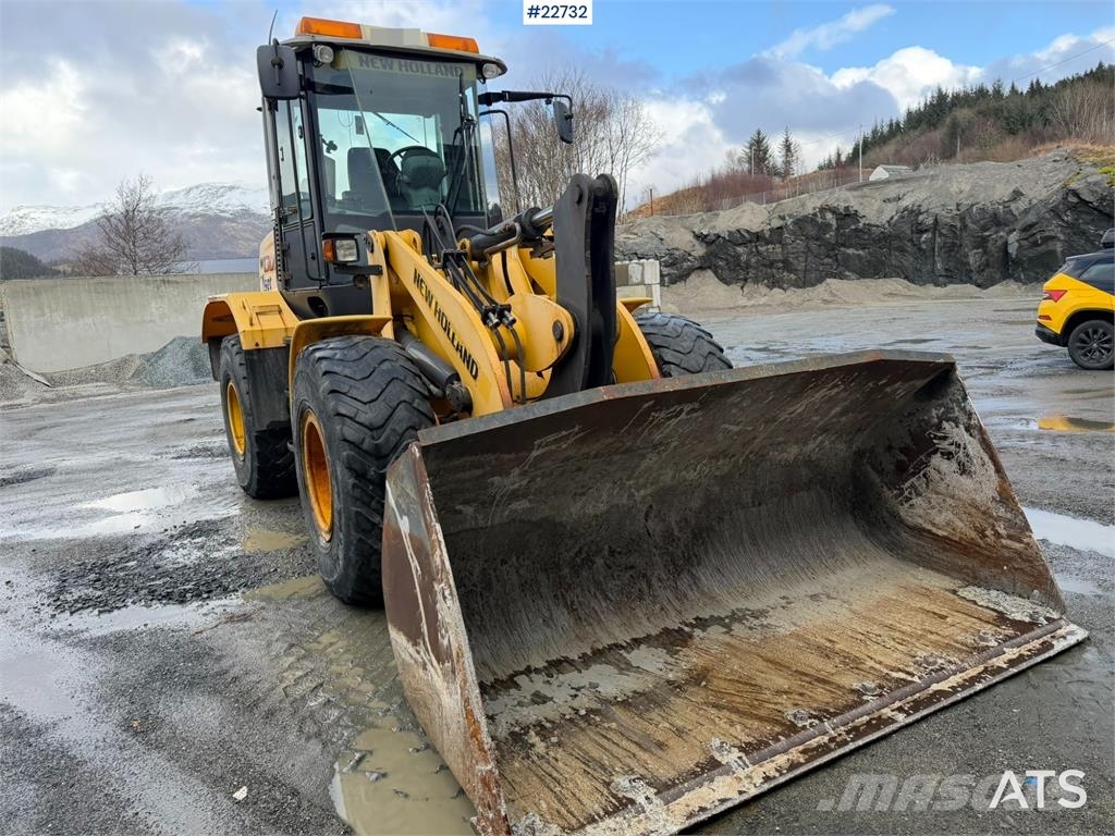 New Holland W130B wheel loader with a bucket Incarcator pe pneuri