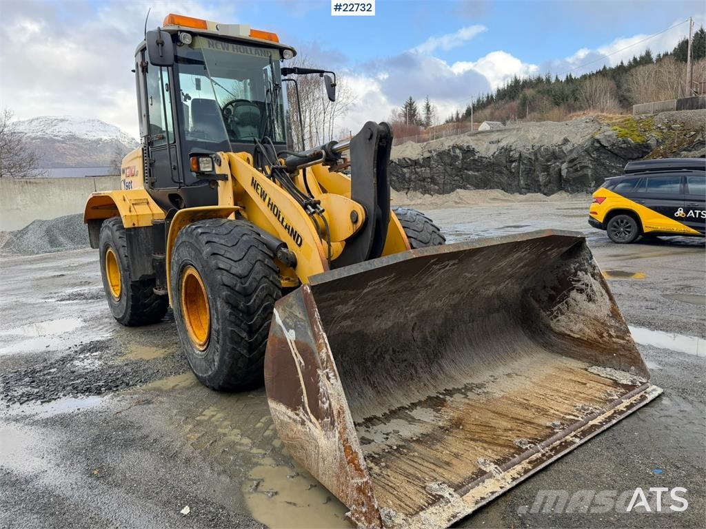 New Holland W130B wheel loader with a bucket Incarcator pe pneuri