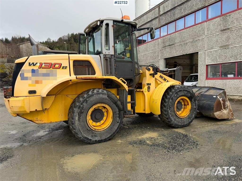 New Holland W130B wheel loader with a bucket Incarcator pe pneuri