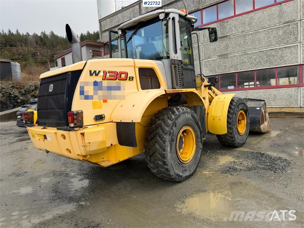New Holland W130B wheel loader with a bucket Incarcator pe pneuri