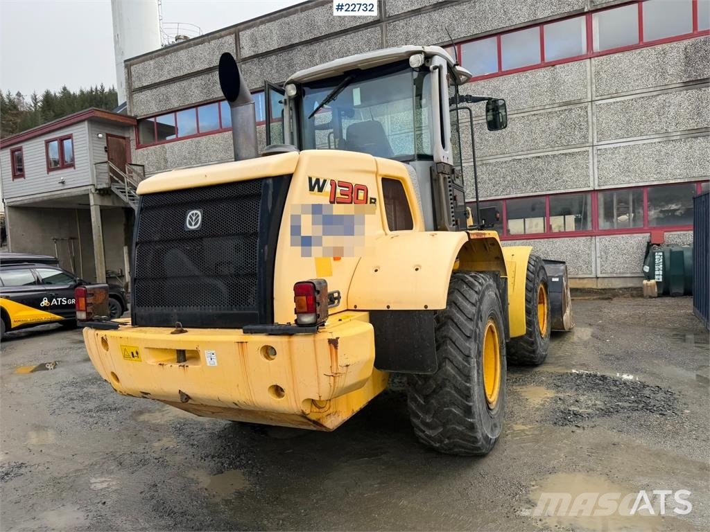 New Holland W130B wheel loader with a bucket Incarcator pe pneuri