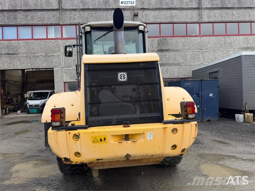 New Holland W130B wheel loader with a bucket Incarcator pe pneuri