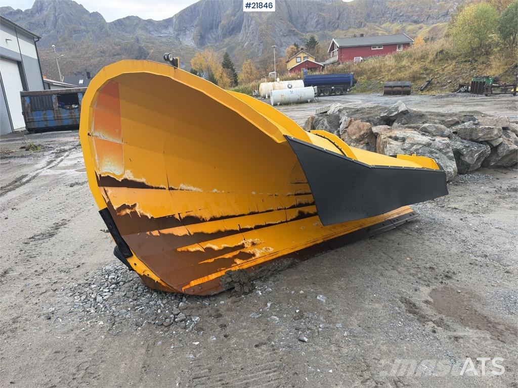 Øveraasen DEHS 285 snow plow Transport - Inne