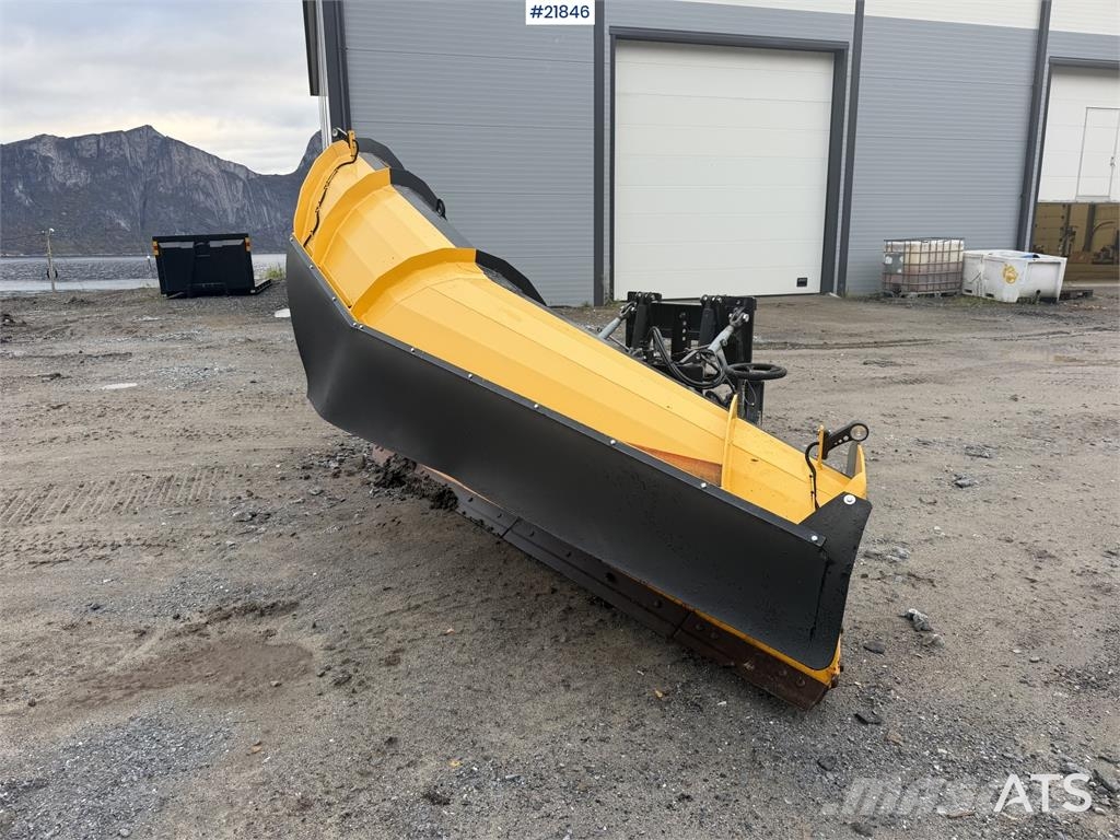 Øveraasen DEHS 285 snow plow Transport - Inne