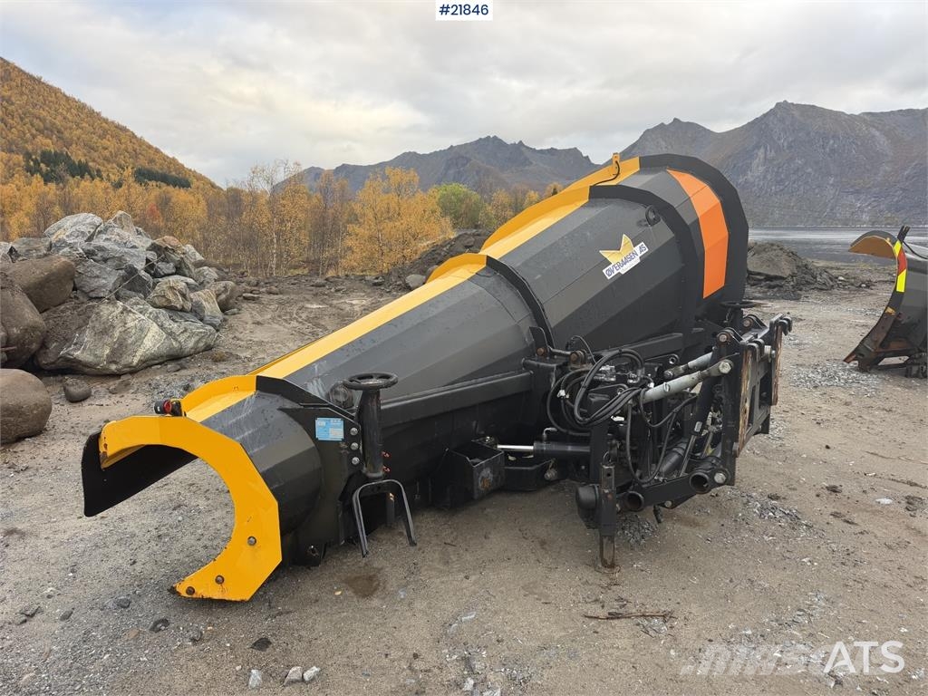 Øveraasen DEHS 285 snow plow Transport - Inne