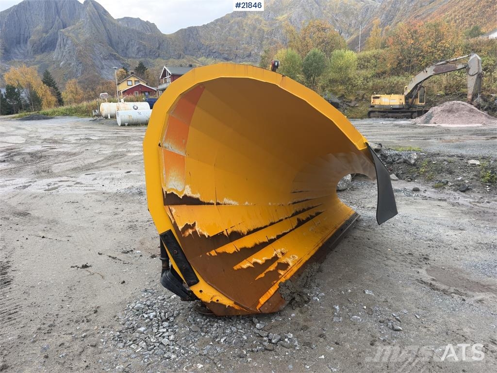 Øveraasen DEHS 285 snow plow Transport - Inne