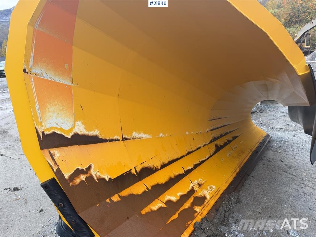 Øveraasen DEHS 285 snow plow Transport - Inne