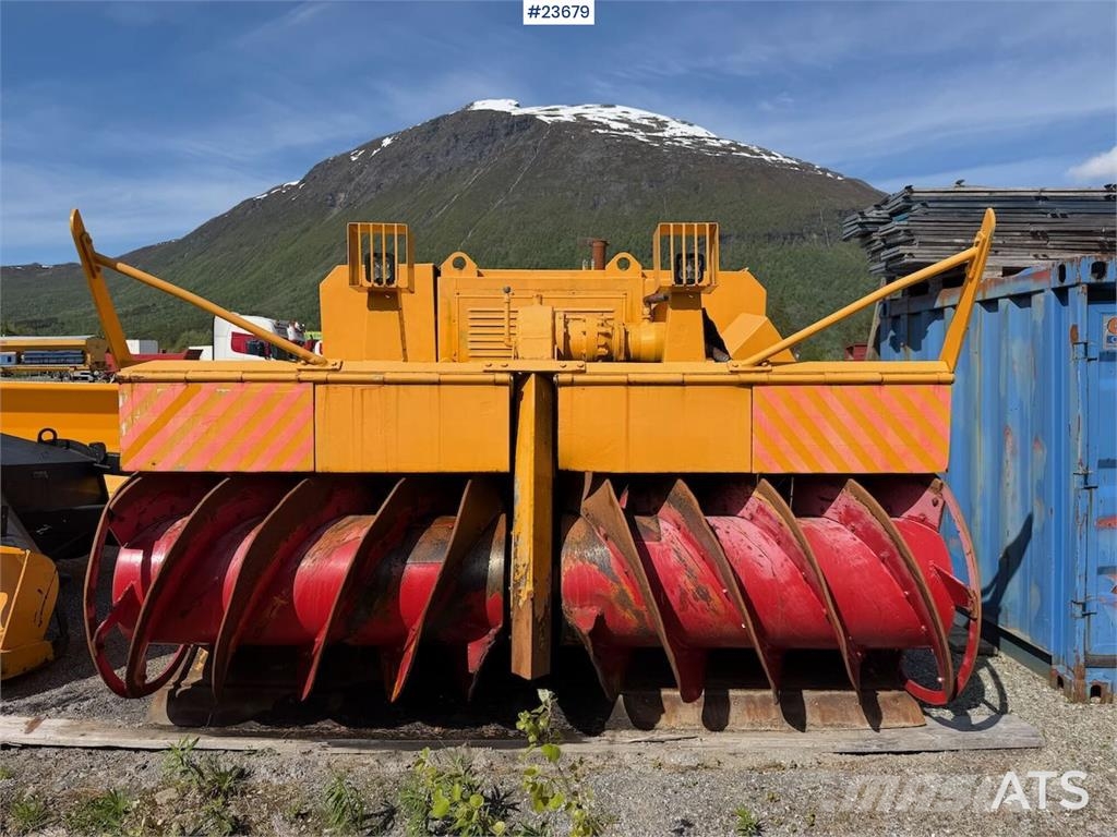 Øveraasen UTV 90-115-250 snow blower – Low hours. Lançadores de neve