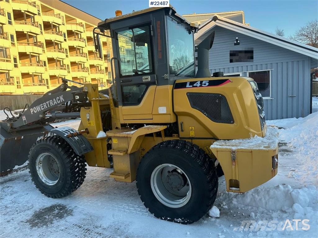 Powertrack L45 wheel loader w/ Flapwing bucket, bucket and pa لوادر بعجل