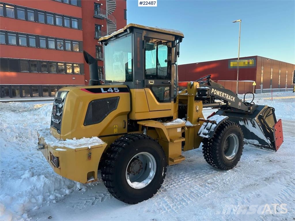 Powertrack L45 wheel loader w/ Flapwing bucket, bucket and pa لوادر بعجل