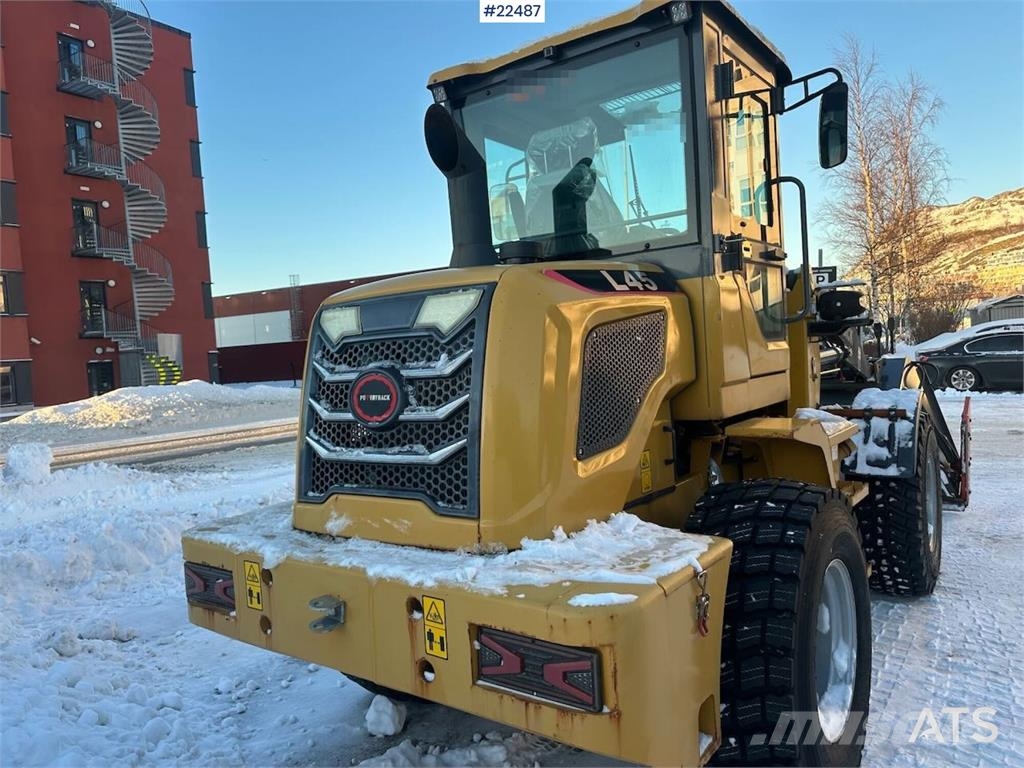 Powertrack L45 wheel loader w/ Flapwing bucket, bucket and pa لوادر بعجل