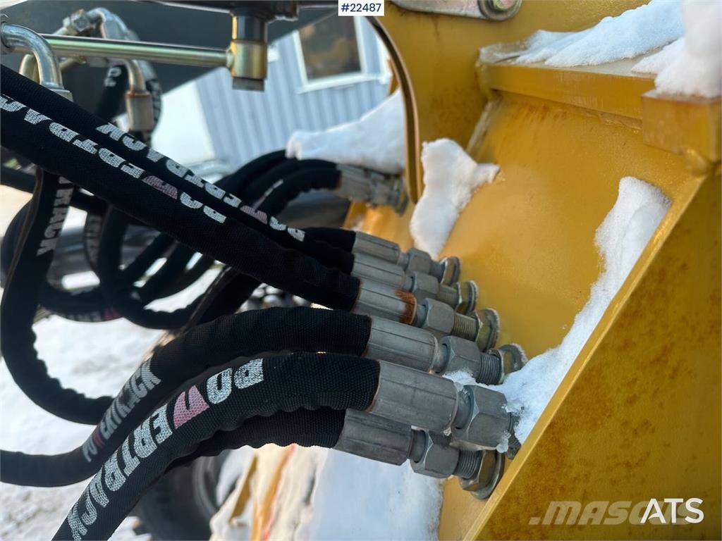 Powertrack L45 wheel loader w/ Flapwing bucket, bucket and pa لوادر بعجل