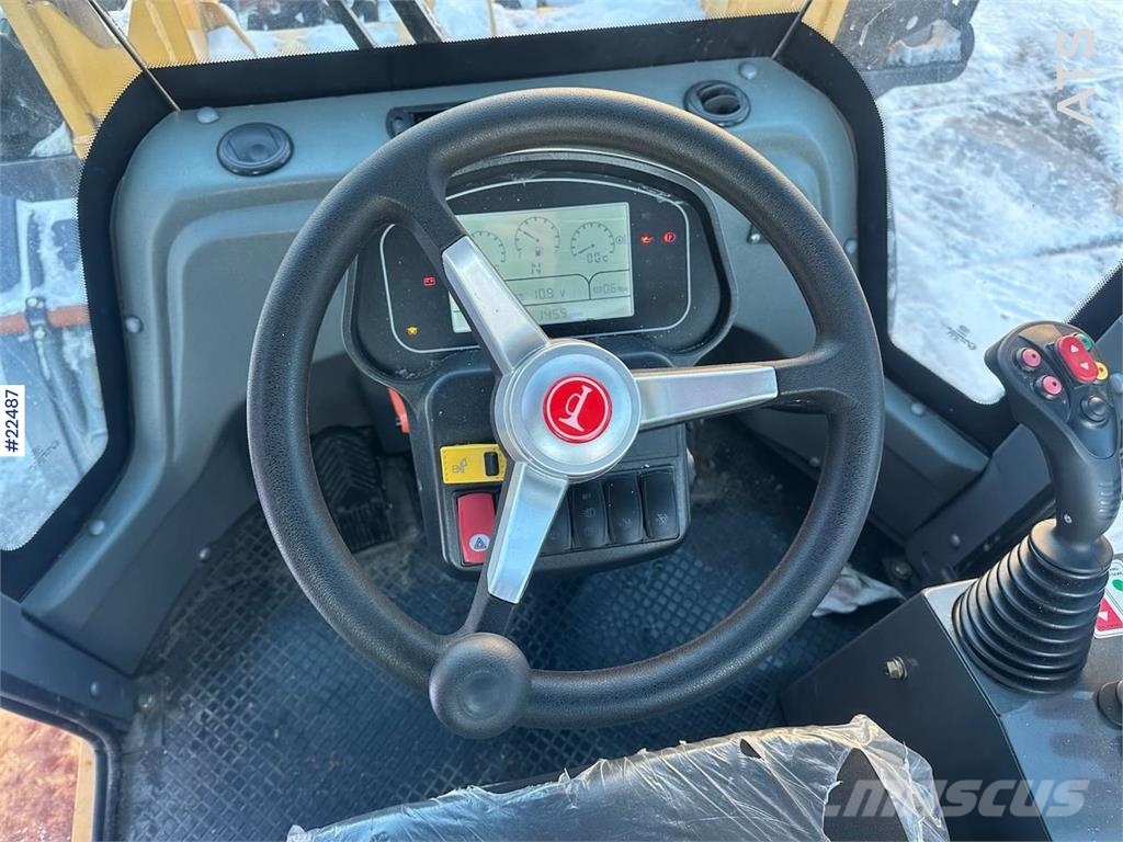 Powertrack L45 wheel loader w/ Flapwing bucket, bucket and pa لوادر بعجل