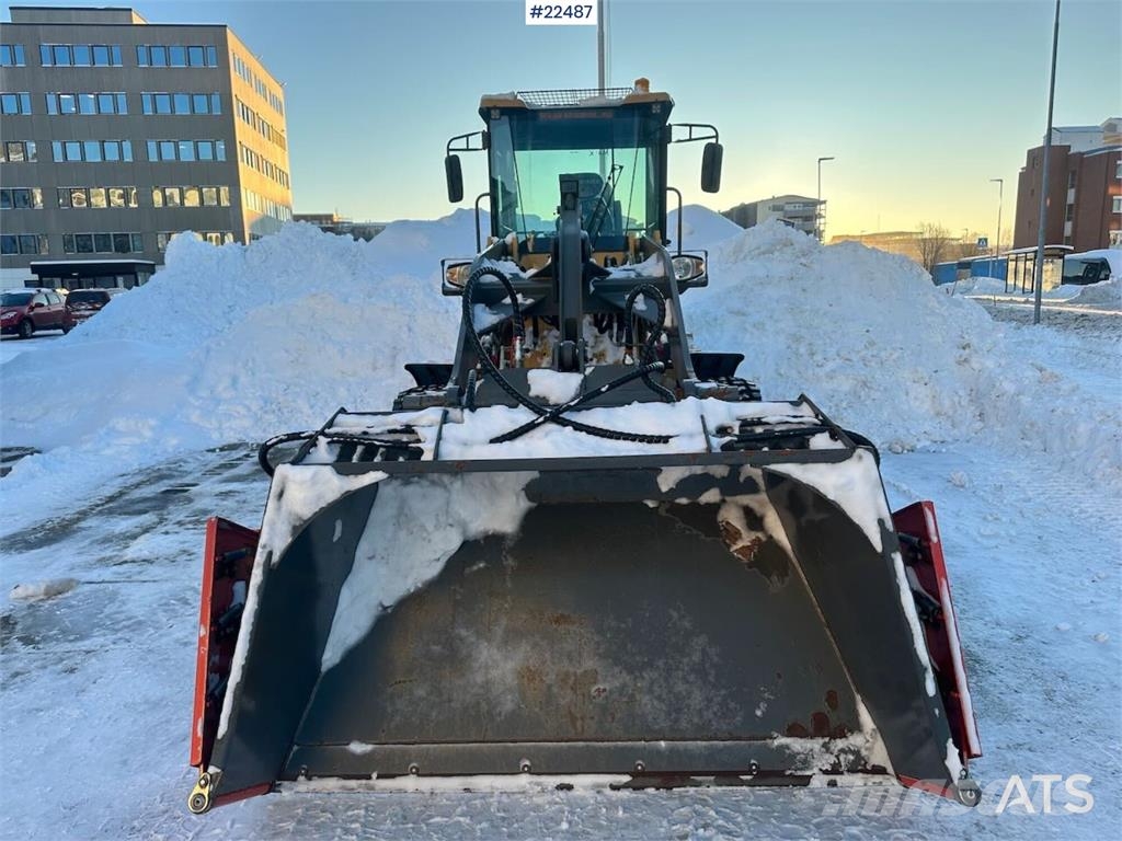 Powertrack L45 wheel loader w/ Flapwing bucket, bucket and pa لوادر بعجل