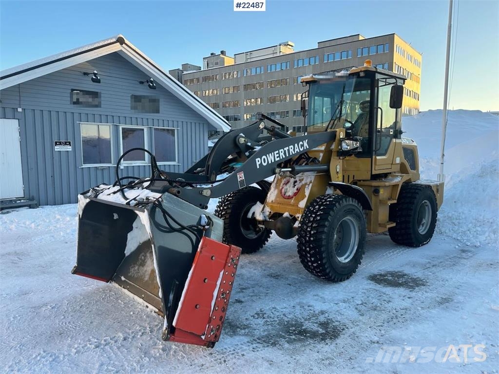 Powertrack L45 wheel loader w/ Flapwing bucket, bucket and pa لوادر بعجل