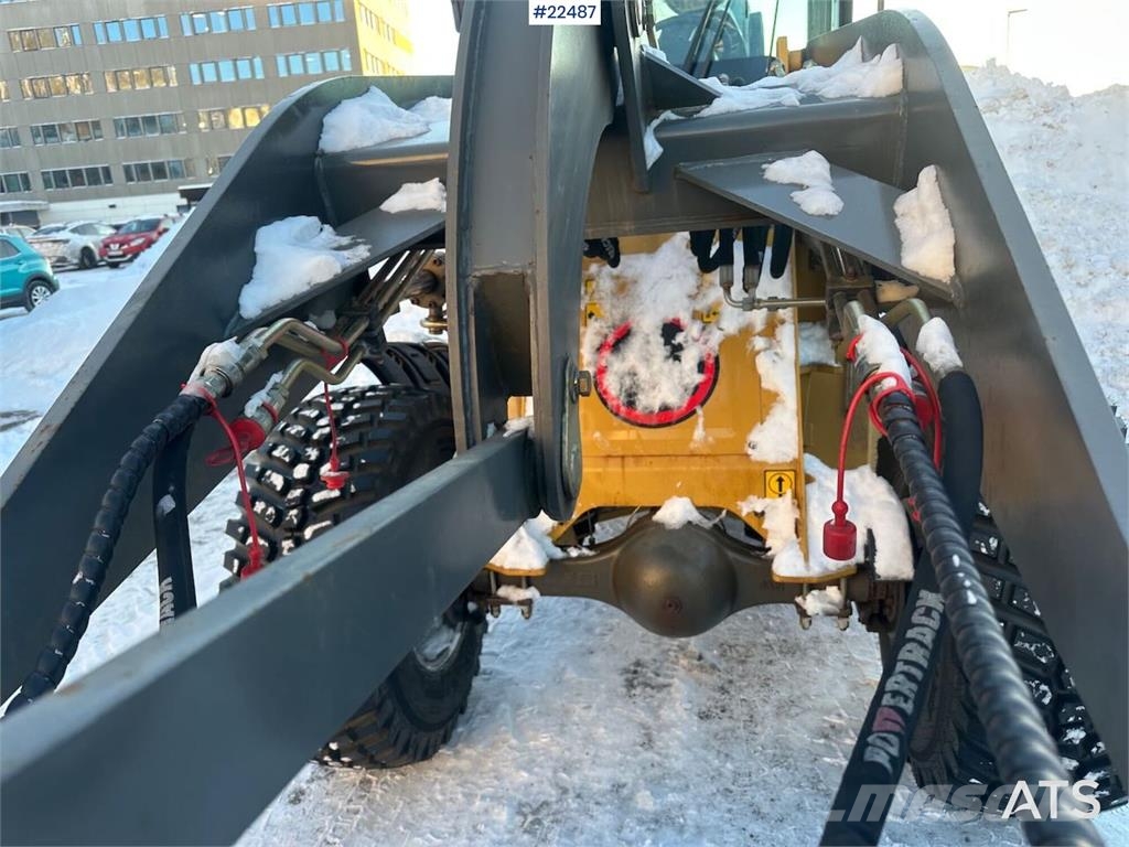 Powertrack L45 wheel loader w/ Flapwing bucket, bucket and pa لوادر بعجل