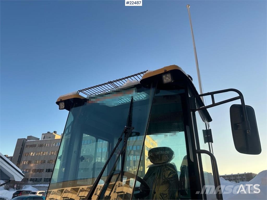 Powertrack L45 wheel loader w/ Flapwing bucket, bucket and pa لوادر بعجل