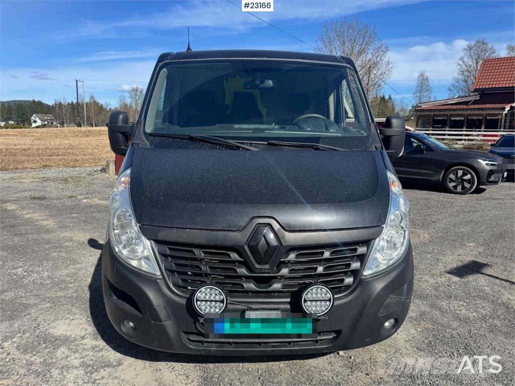 Renault Master van with two sets of tires. Varebiler