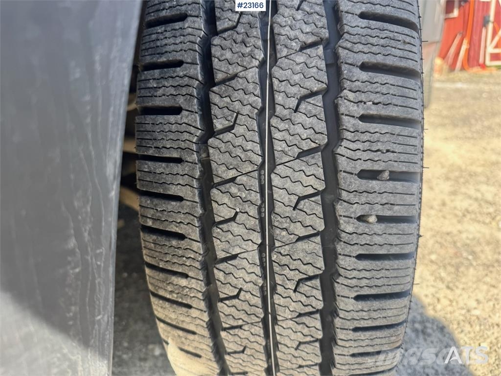 Renault Master van with two sets of tires. Varebiler